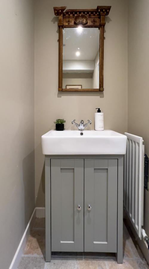 Converted Victorian Coach House With Hot Tub Stewartstown エクステリア 写真
