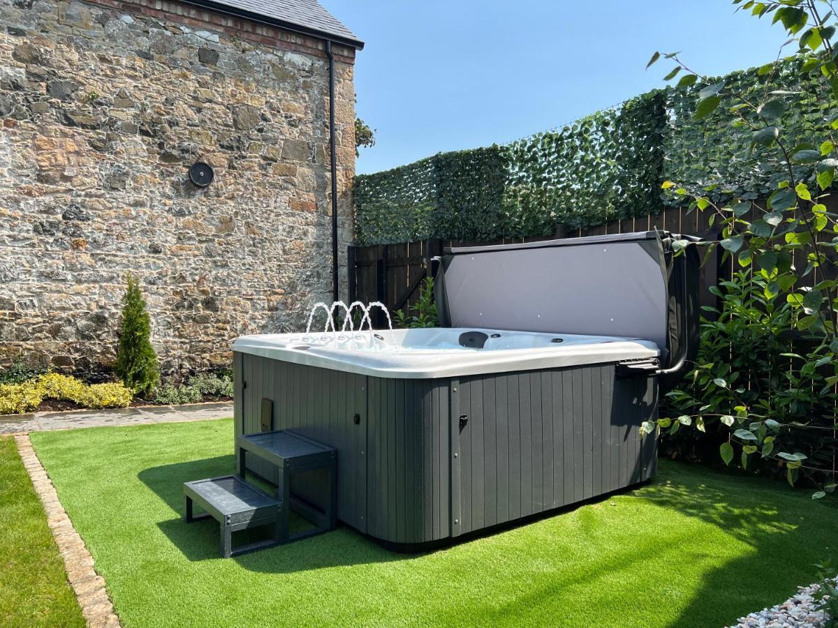 Converted Victorian Coach House With Hot Tub Stewartstown エクステリア 写真